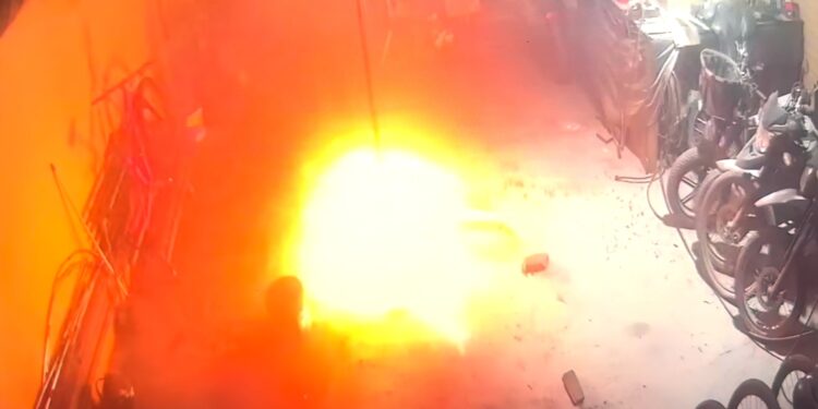 Explosão de bateria de bicicleta elétrica acende alerta em Fernando de Noronha; VÍDEO