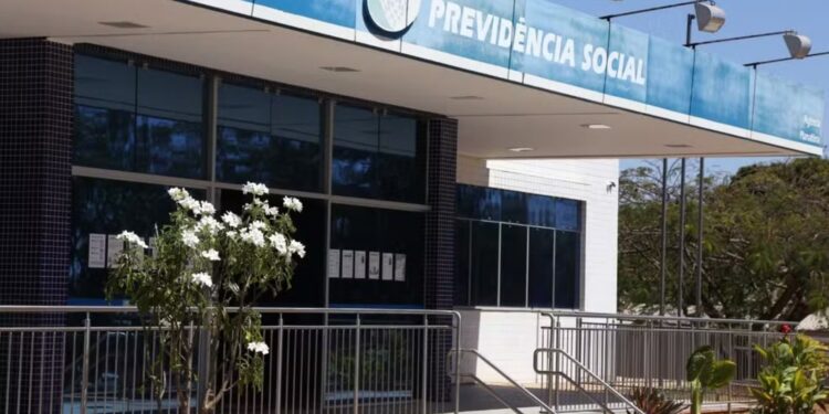 PF apreende R$ 287 mil em dinheiro vivo dentro de sacos de lixo na casa de servidor do INSS