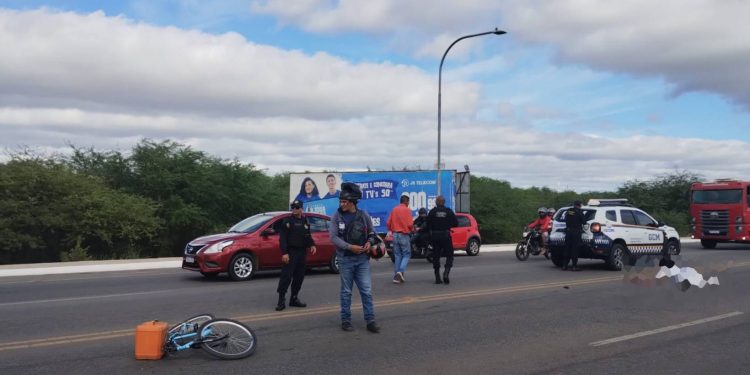 Ciclista morre atropelado por carro ao tentar atravessar a Avenida Clementino Coelho em Petrolina